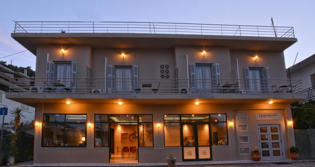 Leonidaion Guesthouse Ancient Olympia Екстериор снимка The hotel at night